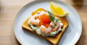 Skagen resepti 2026 – aito skagenröra ja toast Skagen